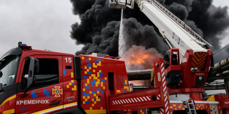 Рятувальники розбирають завали після обстрілу Полтавщини