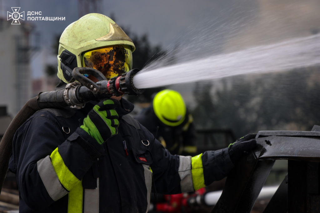 Рятувальники ліквідують наслідки обстрілу