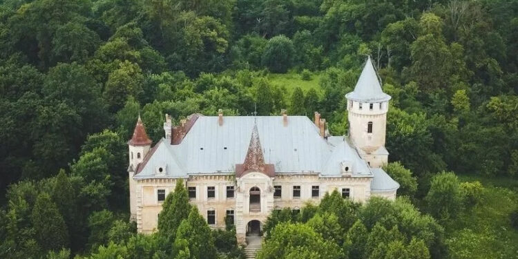 Садиба Рея на Івано-Франківщині: як безвідповідальна приватизація знищує пам’ятку архітектури