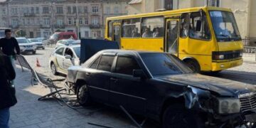 У центрі Львова водій під наркотиками зніс металевий паркан