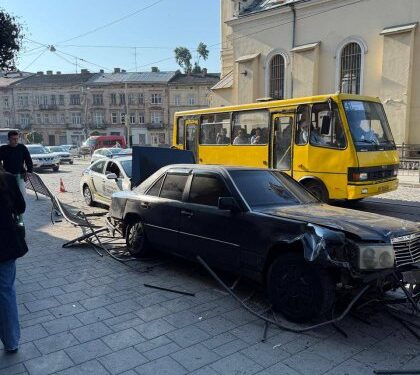 У центрі Львова водій під наркотиками зніс металевий паркан