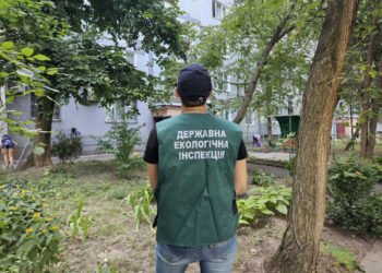 У Хортицькому районі Запоріжжя на місці влучання дрона-камікадзе екологи зафіксували наслідки — воронка і уламки забруднили навколишню територію | Новости Запорожья