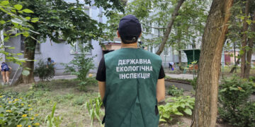 У Хортицькому районі Запоріжжя на місці влучання дрона-камікадзе екологи зафіксували наслідки — воронка і уламки забруднили навколишню територію | Новости Запорожья