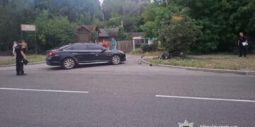 У Каневі мотоцикліст в’їхав у легковик та травмувався