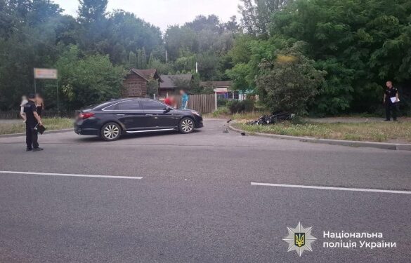 У Каневі мотоцикліст в’їхав у легковик та травмувався
