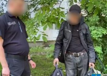 У Києві чоловік вкрав речі рятувальника під час ракетної атаки РФ