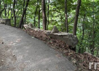 У Києві Дніпровські схили сповзають на Набережне шосе: фото