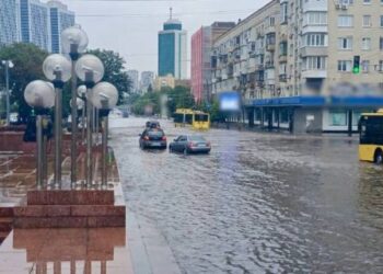 У Києві затопило площу Галицьку: затори і ускладнений рух через зливу