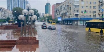 У Києві затопило площу Галицьку: затори і ускладнений рух через зливу