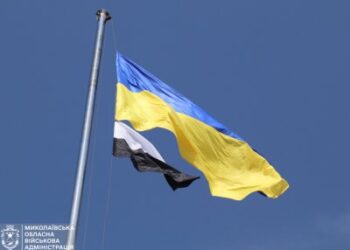 У Миколаєві підняли Прапор надії: знак солідарності з військовополоненими та зниклими безвісти » Миколаївський Оглядач