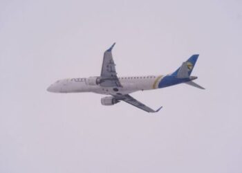 У небі над Києвом помітили літак