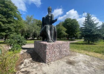 У Рівному оновили скульптуру «Ткалі» (ФОТОФАКТ)