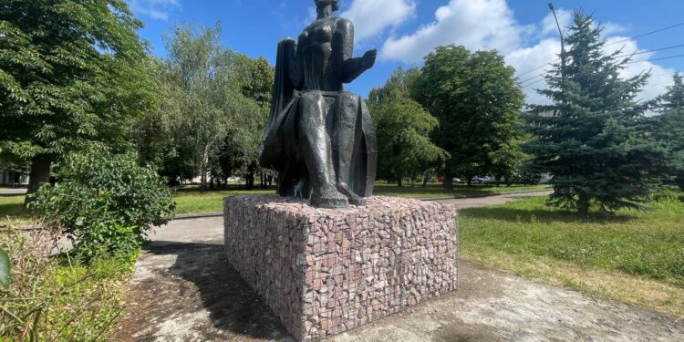 У Рівному оновили скульптуру «Ткалі» (ФОТОФАКТ)