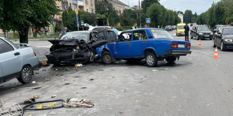 У Шепетівці зіткнулись два автомобілі: 73-річний пенсіонер в реанімації —Хмельнитчина