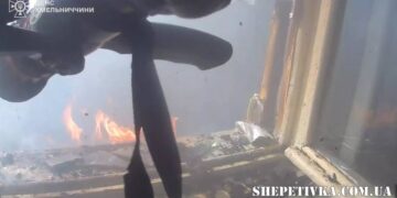 У Славуті рятувальники ліквідовували загоряння балкона багатоквартирного будинку (відео) —Хмельнитчина