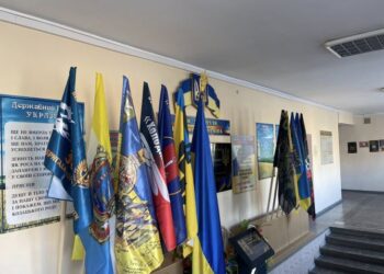 У Тальному з’явилася експозиція бойових прапорів від українських військових — Новости Черкасс