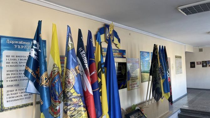 У Тальному з’явилася експозиція бойових прапорів від українських військових — Новости Черкасс