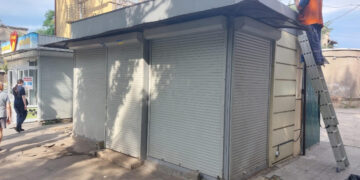 У Запоріжжі комунальники демонтували незаконну споруду в районі Соцміста – власника попередили, але кіоск так і не прибрали | Новости Запорожья