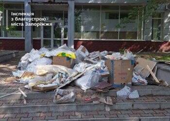 У Запоріжжі підприємець склав гору будівельного сміття на сходах – інспекція з благоустрою змусила його прибрати | Новости Запорожья