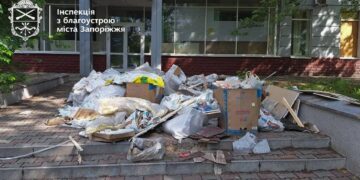 У Запоріжжі підприємець склав гору будівельного сміття на сходах – інспекція з благоустрою змусила його прибрати | Новости Запорожья