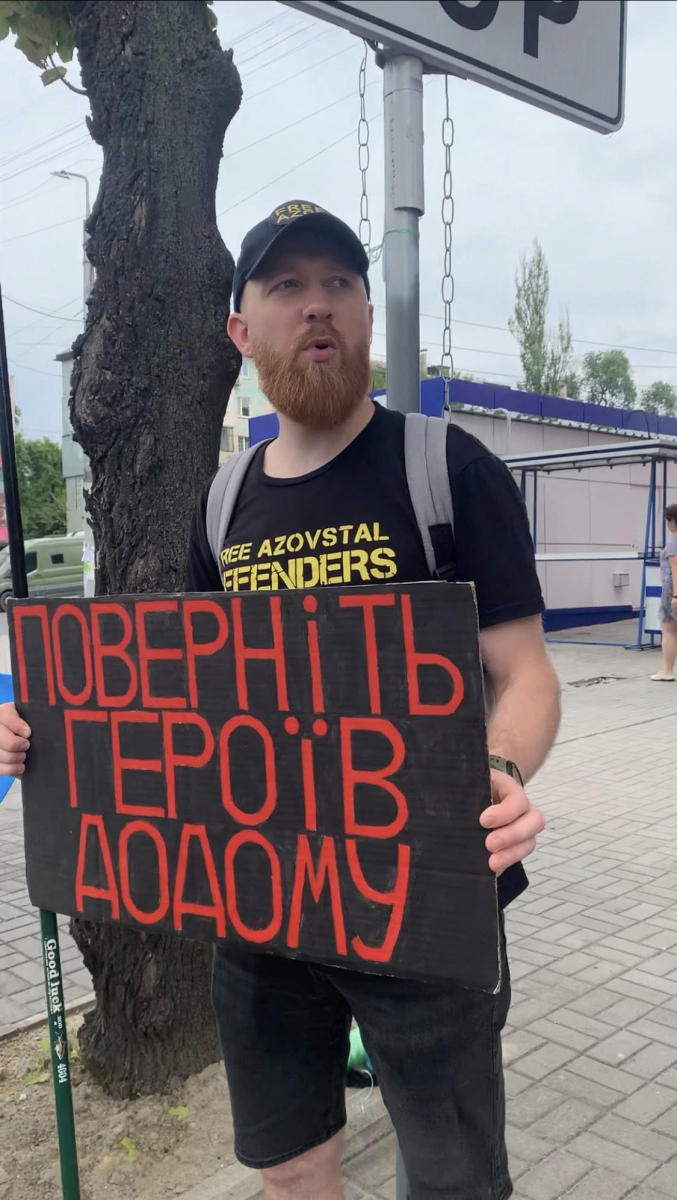 «Тільки разом ми сила» - у Запоріжжі до акції на підтримку військовополонених долучився звільнений захисник (фото)