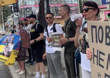 У Запоріжжі провели мирну акцію за визволення полонених – до заходу долучилися родини, волонтери та звільнений захисник. | Новости Запорожья