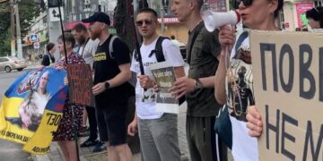 У Запоріжжі провели мирну акцію за визволення полонених – до заходу долучилися родини, волонтери та звільнений захисник. | Новости Запорожья