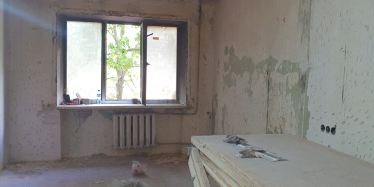 У Запоріжжі ремонтують гуртожиток переселенців після пожежі – пошкоджені кімнати та інші почали відновлювати | Новости Запорожья