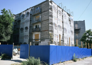 У Запоріжжі триває відновлення будинку на Скіфській, який росіяни обстріляли двічі – значних пошкоджень не знайшли і роботи відновили | Новости Запорожья