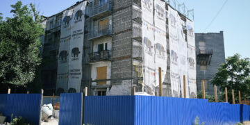 У Запоріжжі триває відновлення будинку на Скіфській, який росіяни обстріляли двічі – значних пошкоджень не знайшли і роботи відновили | Новости Запорожья