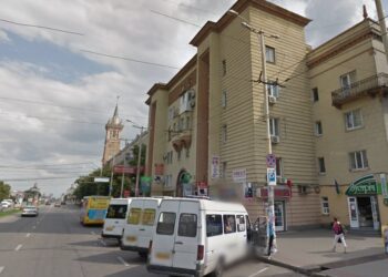 У Запоріжжі вандали незаконно перефарбували частину будівлі пам’ятки архітектури – будинок-вставку Лаврова покрили жовтою фарбою | Новости Запорожья