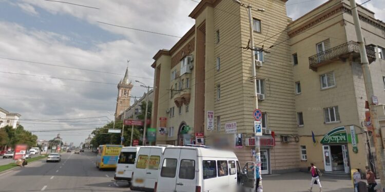 У Запоріжжі вандали незаконно перефарбували частину будівлі пам’ятки архітектури – будинок-вставку Лаврова покрили жовтою фарбою | Новости Запорожья