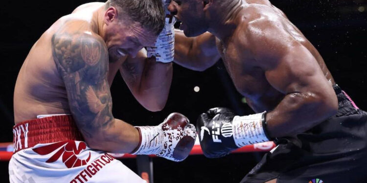 Усик переміг Дюбуа нокаутом і став абсолютним чемпіоном світу у надважкій вазі