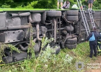 Внаслідок ДТП перекинувся рейсовий автобус Львів-Прага: пасажирів госпіталізували