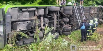 Внаслідок ДТП перекинувся рейсовий автобус Львів-Прага: пасажирів госпіталізували