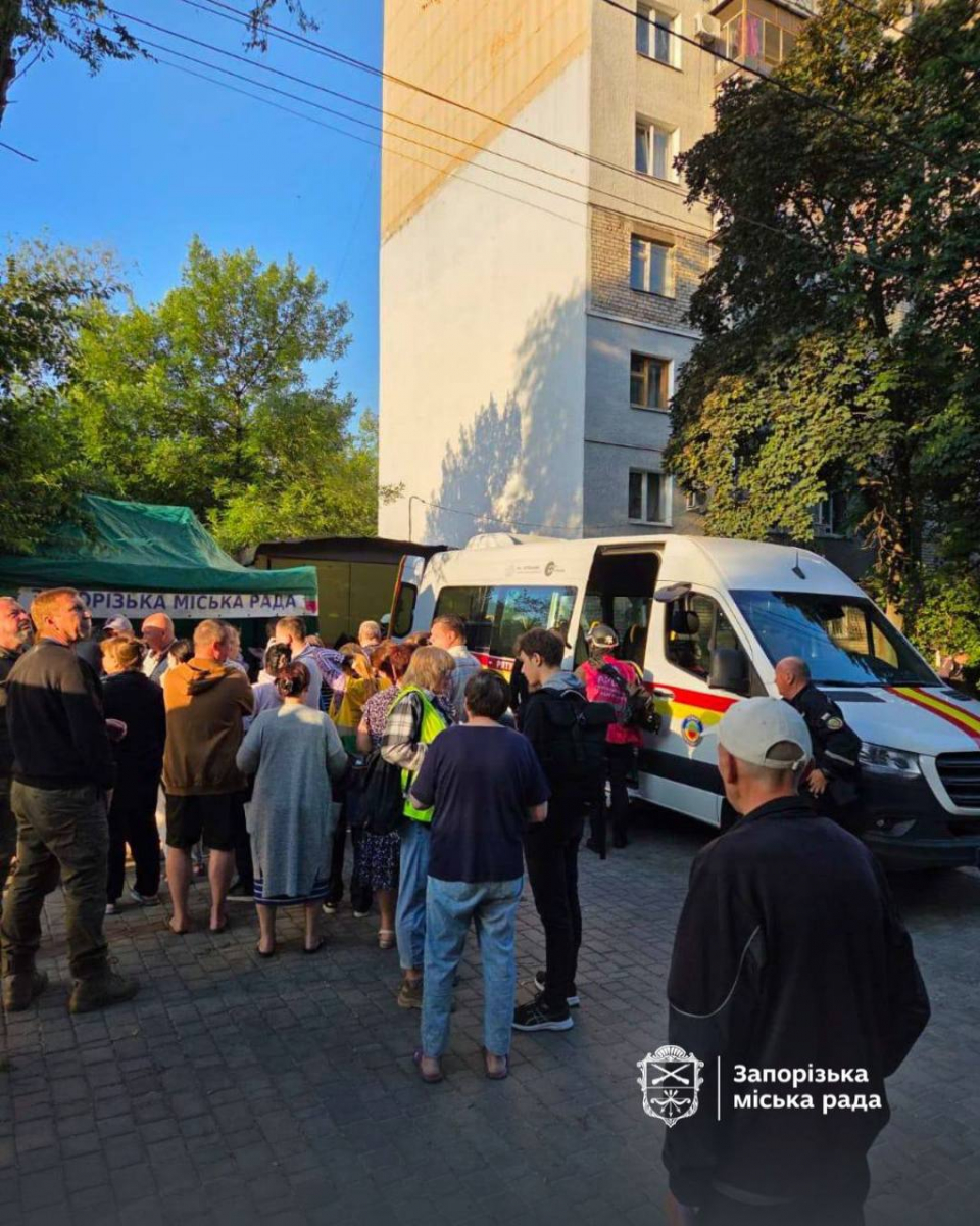 Завдали чотири удари - внаслідок нічного обстрілу Запоріжжя та району пошкоджені будинки та підприємство (фото, відео)