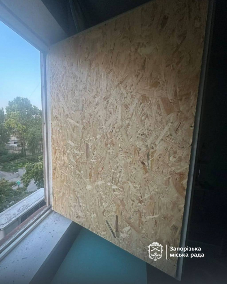 Завдали чотири удари - внаслідок нічного обстрілу Запоріжжя та району пошкоджені будинки та підприємство (фото, відео)