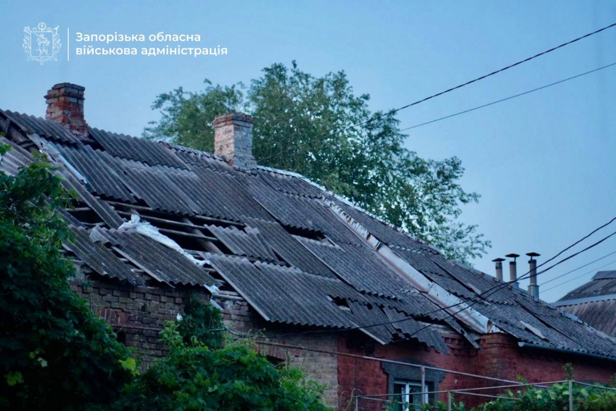 Завдали чотири удари - внаслідок нічного обстрілу Запоріжжя та району пошкоджені будинки та підприємство (фото, відео)