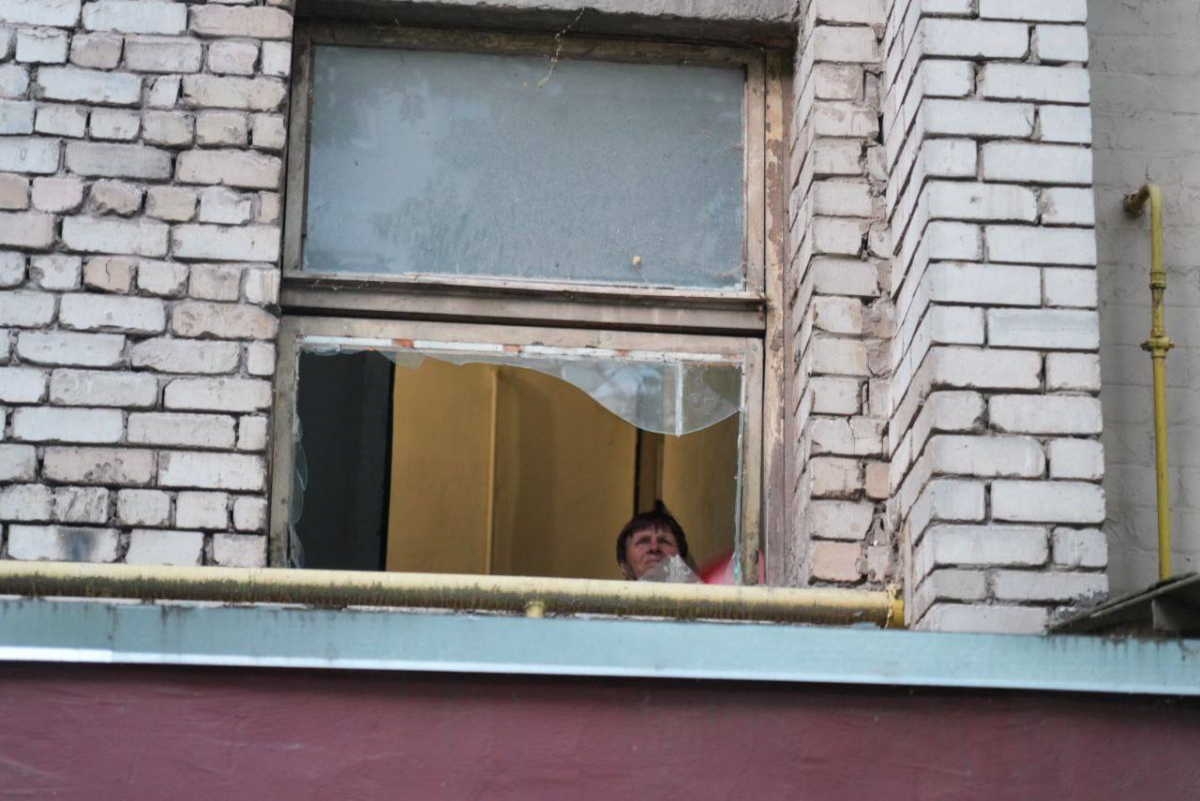 Завдали чотири удари - внаслідок нічного обстрілу Запоріжжя та району пошкоджені будинки та підприємство (фото, відео)