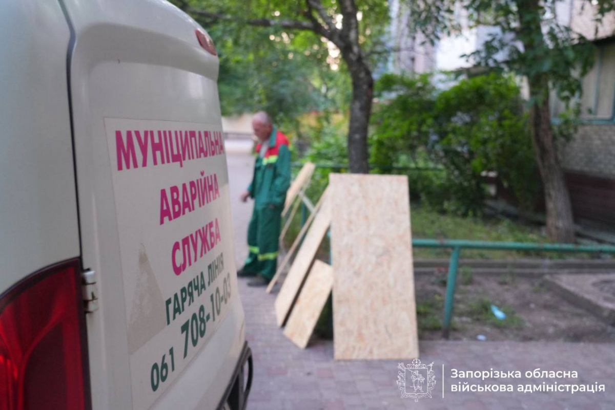 Завдали чотири удари - внаслідок нічного обстрілу Запоріжжя та району пошкоджені будинки та підприємство (фото, відео)