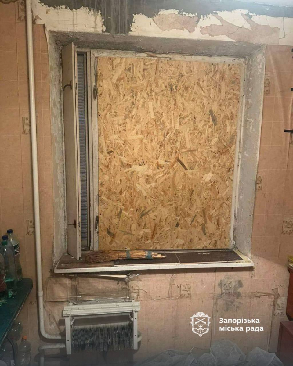 Завдали чотири удари - внаслідок нічного обстрілу Запоріжжя та району пошкоджені будинки та підприємство (фото, відео)