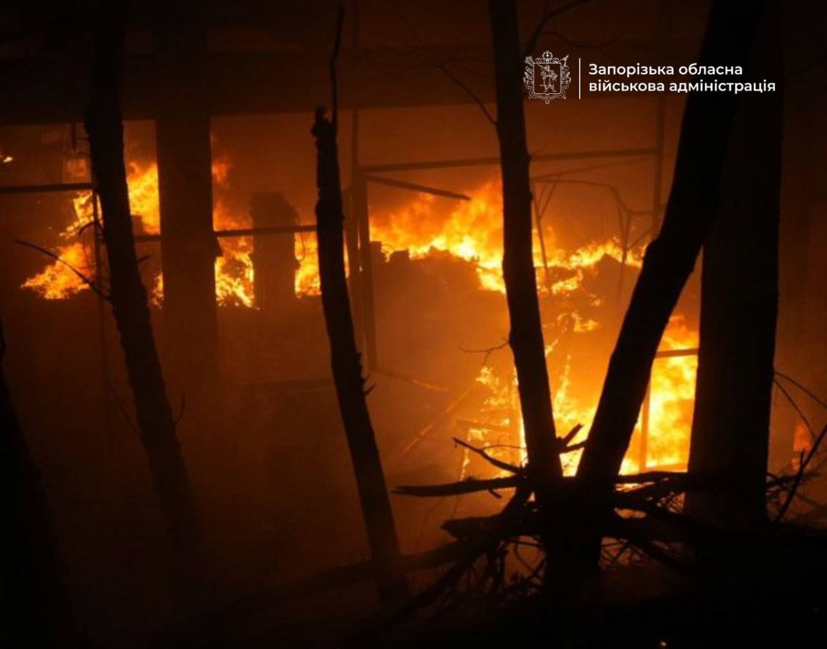 Завдали чотири удари - внаслідок нічного обстрілу Запоріжжя та району пошкоджені будинки та підприємство (фото, відео)