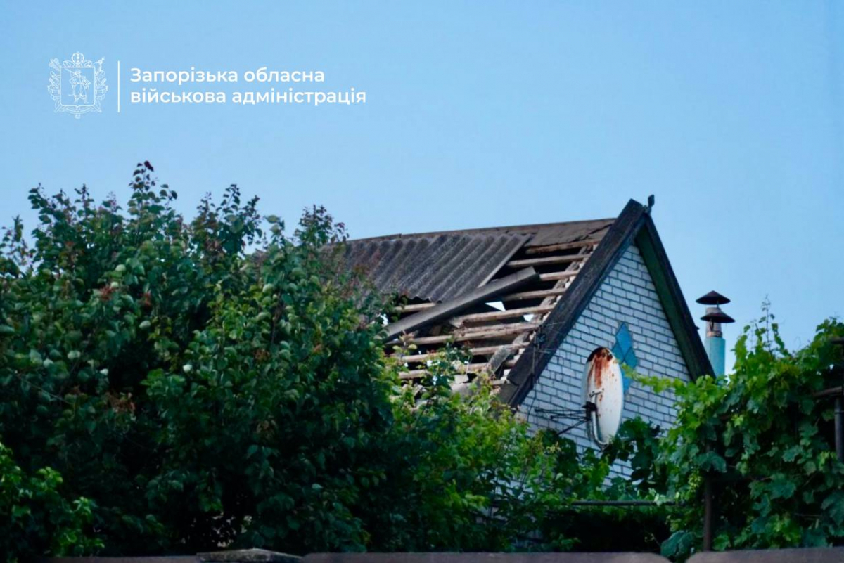 Завдали чотири удари - внаслідок нічного обстрілу Запоріжжя та району пошкоджені будинки та підприємство (фото, відео)