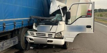 Водій Isuzu здійснив наїзд на вантажний автомобіль DAF — Новости Черкасс