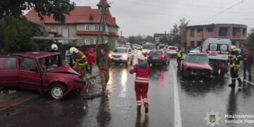Водіїв госпіталізували: на Прикарпатті зіткнулись автівки (ФОТОФАКТ)