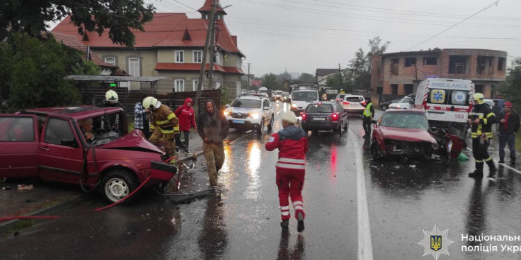 Водіїв госпіталізували: на Прикарпатті зіткнулись автівки (ФОТОФАКТ)