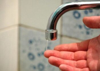 Ворог пошкодив тепломережу в Києві: без гарячої води сотні будинків