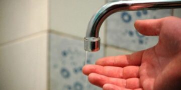 Ворог пошкодив тепломережу в Києві: без гарячої води сотні будинків