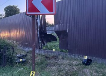 З’їхала в кювет і протаранила паркан: на Львівщині 15-річна мотоциклістка ледь не вбила себе та однолітка