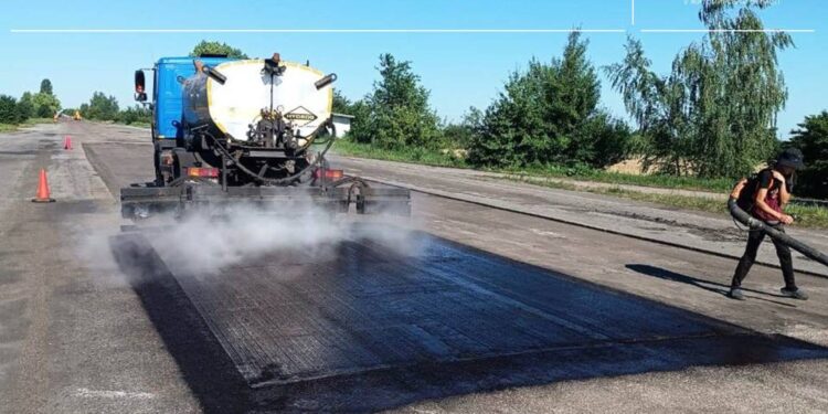 Без капремонтів, але з проїздом: на Житомирщині латають стратегічні дороги | Журнал Житомира